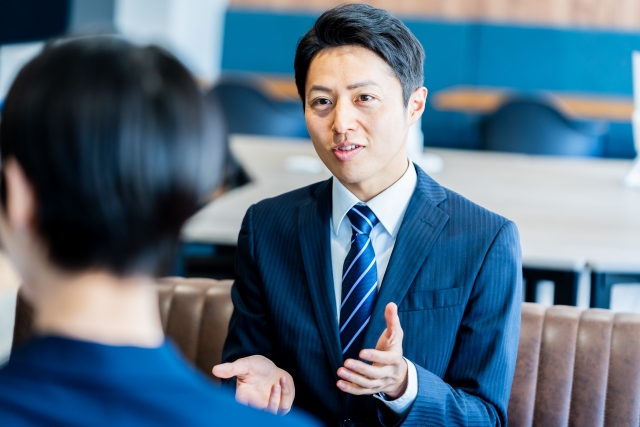 相談を受けるスーツ姿の専門家